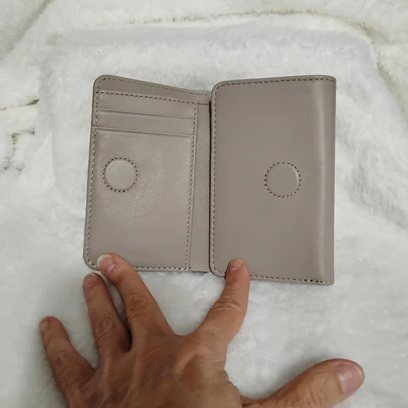 HOBO Quilted Trifold Medium Leather  Wallet in Taupe  EUC - Picture 4 of 8